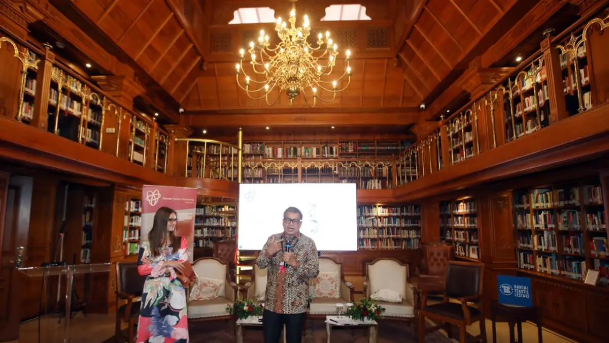 Ketua Dewan Pengurus Rantai Tekstil Lestari (RTL) Basrie Kamba (kanan) bersama Impact Programme Operations Coordinator Global Fashion Agenda (GFA) Francesca Girelli dalam sesi penutupan CFP Indonesia Final Event di Wisma Habibie Ainun, Jakarta, Rabu (7/10