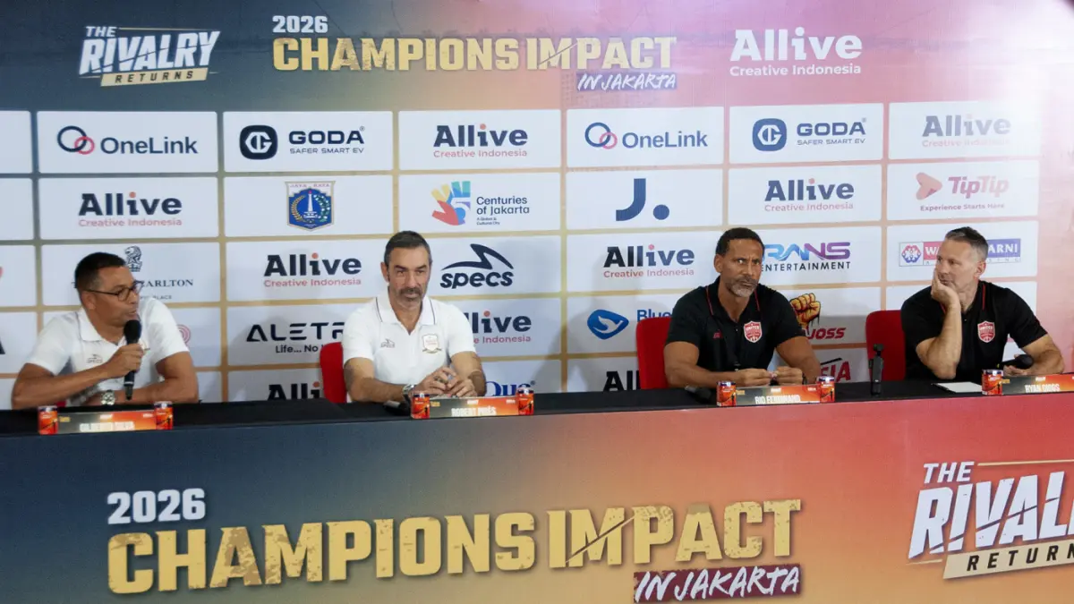 Legenda Manchester United Ryan Giggs dan Rio Ferdinand berfoto bersama Legenda Arsenal Robert Pires dan Gilberto Silva usai konferensi pers jelang pertandingan antara United Legends melawan North London Legends saat konferensi pers Stadion Utama Gelora Bu