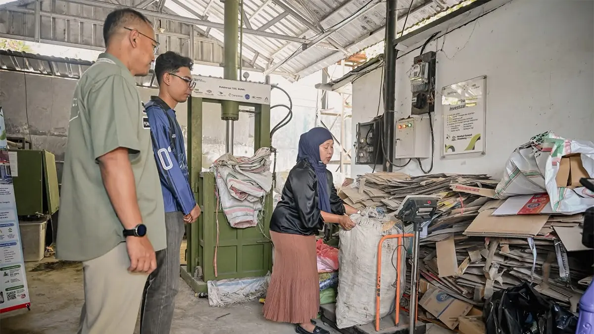 Program Tanggung Jawab Sosial dan Lingkungan (TJSL) PT Pertamina (Persero) diimplementasikan dengan mendirikan bank sampah untuk membantu masyarakat menjaga kebersihan kawasan wisata, khususnya saat terjadi peningkatan kunjungan pada event Pertamina Grand Prix of Indonesia. (Istimewa). - Image