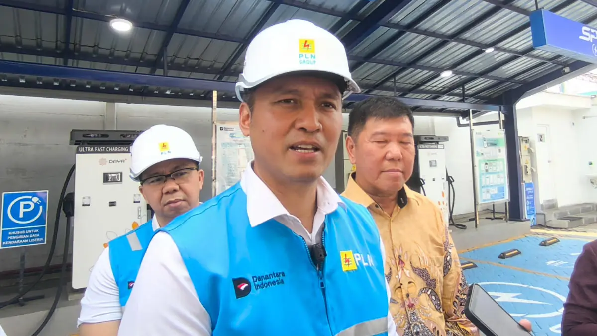 General Manager PT PLN Unit Induk Distribusi (UID) Jawa Timur, Eric Rossi Priyo Nugroho, mengernyitkan dahi di tengah teriknya cuaca Surabaya. (Dadang Kurnia/ JawaPos.com)