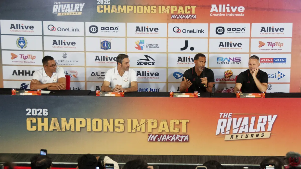 Legenda Manchester United Ryan Giggs dan Rio Ferdinand berfoto bersama Legenda Arsenal Robert Pires dan Gilberto Silva usai konferensi pers jelang pertandingan antara United Legends melawan North London Legends saat konferensi pers Stadion Utama Gelora Bu