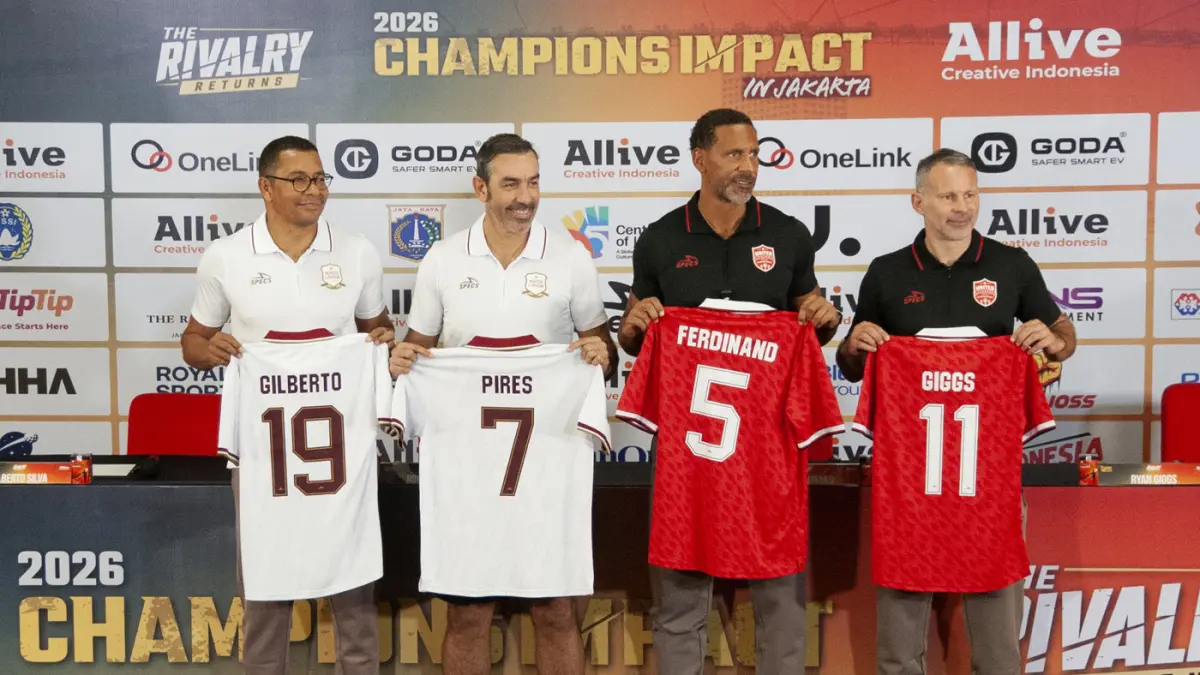 Legenda Manchester United Ryan Giggs dan Rio Ferdinand berfoto bersama Legenda Arsenal Robert Pires dan Gilberto Silva usai konferensi pers jelang pertandingan antara United Legends melawan North London Legends saat konferensi pers Stadion Utama Gelora Bu