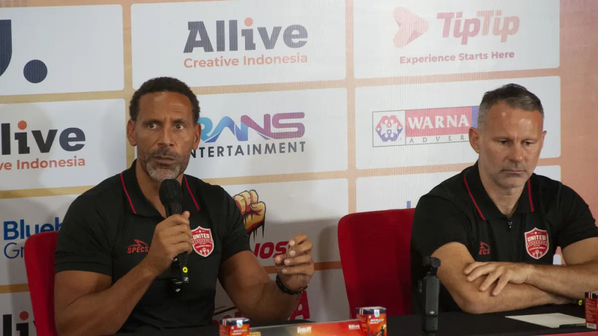 Legenda Manchester United Rio Ferdinand dan Ryan Giggs menyampaikan keterangan pers jelang pertandingan antara United Legends melawan North London Legends saat konferensi pers Stadion Utama Gelora Bung Karno, Senayan, Jakarta, Jumat (9/10/2026). (Dery Rid