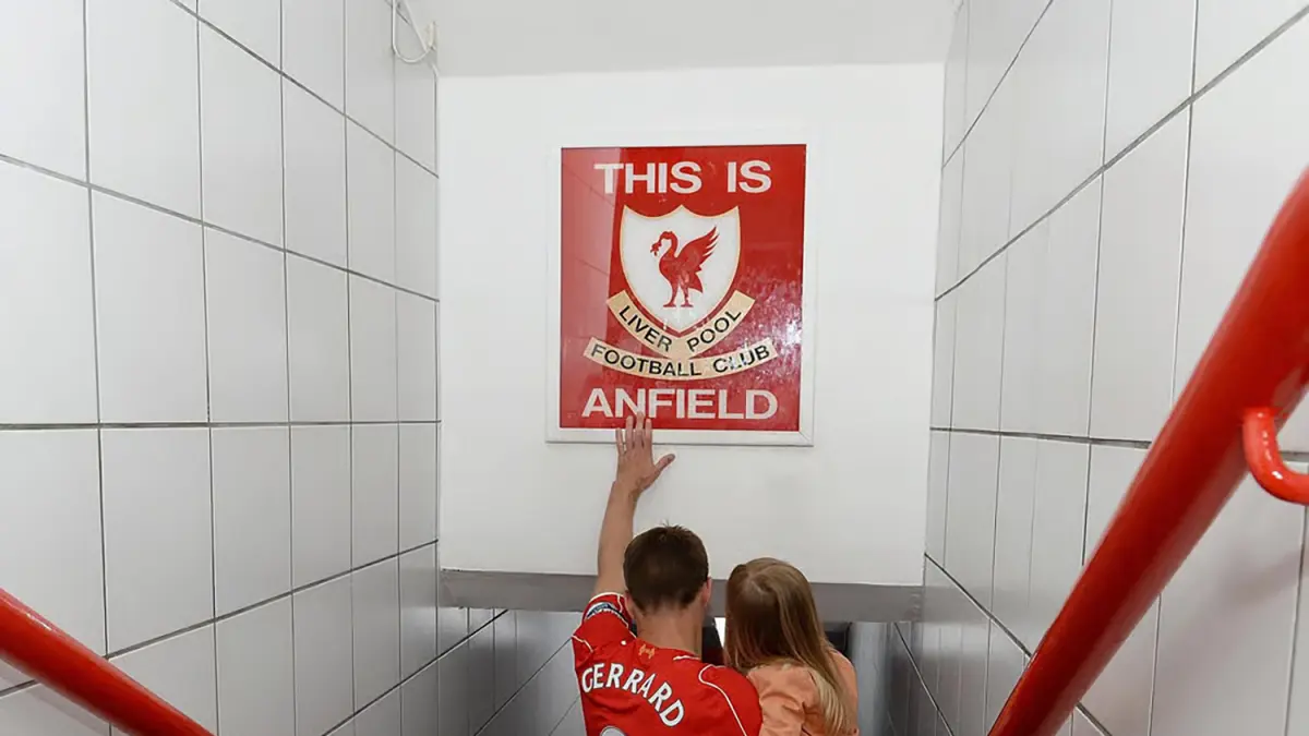 Papan ikonik This Is Anfield kembali ke Merseyside setelah dua dekade. Keluarga Bill Shankly membelinya dan memajangnya dekat stadion. (Dok. Evening Standard) - Image