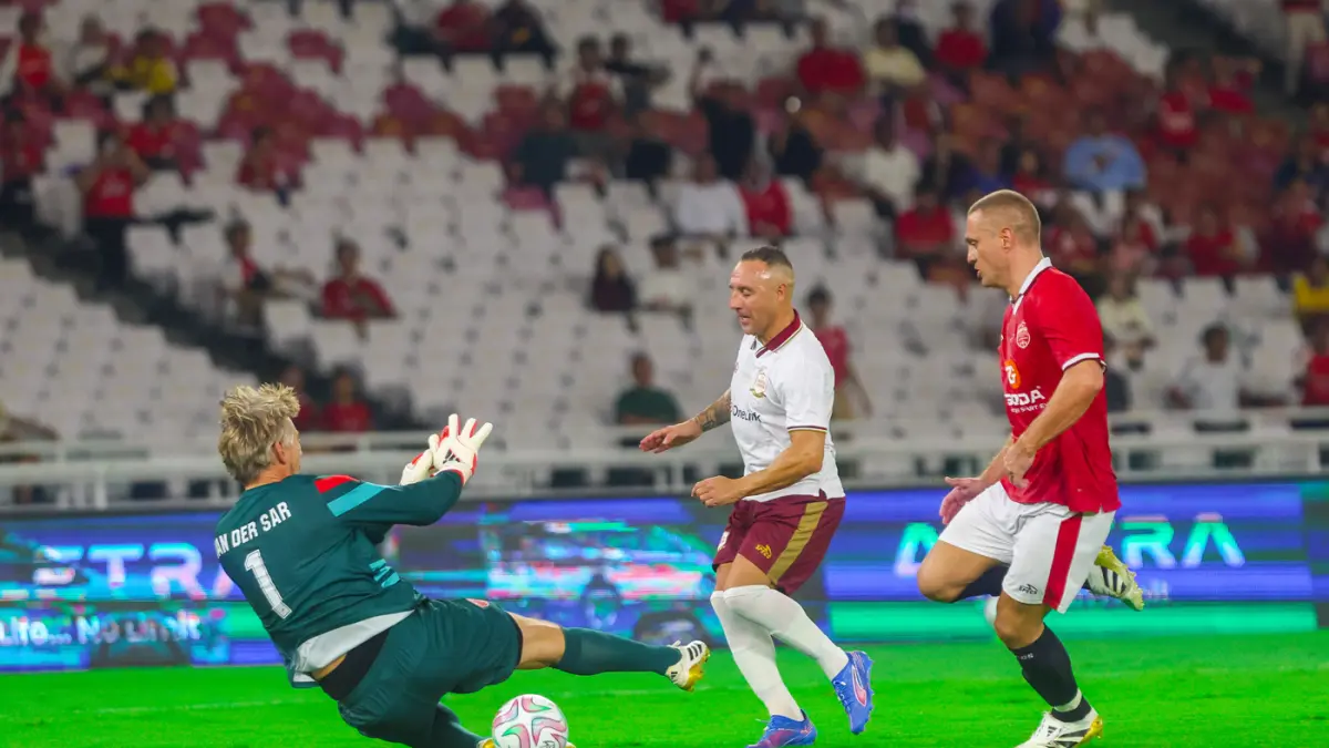 Pemain United Legends Edwin Van Der Sar (kiri) dan Nemanja Vidic berusaha menghentikan laju pemain North London Legends Santi Cazorla (tengah) dalam pertandingan Champions Impact in Jakarta: The Rivalry Return di Stadion Utama Gelora Bung Karno (SUGBK), J