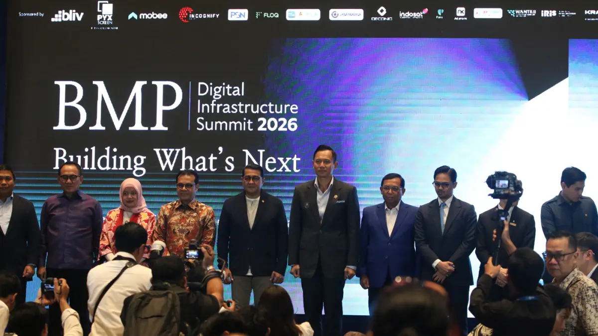 Menko Bidang Infrastruktur dan Pembangunan Kewilayahan Agus Harimurti Yudhoyono didampingi Wamenkomdigi Nezar Patria dan Ketua Umum Biru Muda Project Teuku Agassi Harsya secara simbolis membuka Digital Infrastructure Summit 2026 di Jakarta, Senin (12/10/2