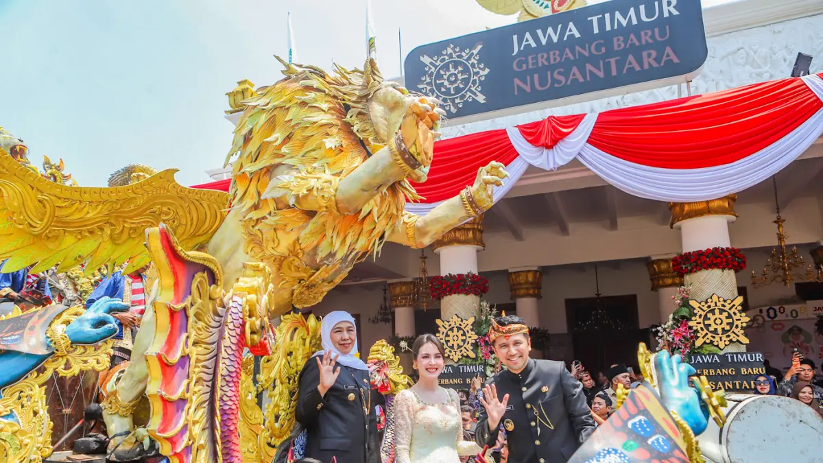 (kiri) Gubernur Jawa Timur Khofifah Indar Parawansa bersama Wagub Jatim Emil Elestianto Dardak (kanan) dan isteri Arumi Bachsin (tengah) menaiki Ul-daul usai upacara memperingati Hari Jadi ke-81 Provinsi Jawa Timur di Gedung Negara Grahadi, Jawa Timur, Se