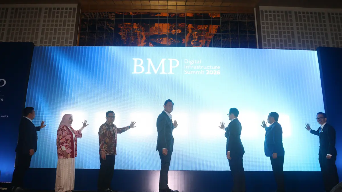 Menko Bidang Infrastruktur dan Pembangunan Kewilayahan Agus Harimurti Yudhoyono didampingi Wamenkomdigi Nezar Patria dan Ketua Umum Biru Muda Project Teuku Agassi Harsya secara simbolis membuka Digital Infrastructure Summit 2026 di Jakarta, Senin (12/10/2