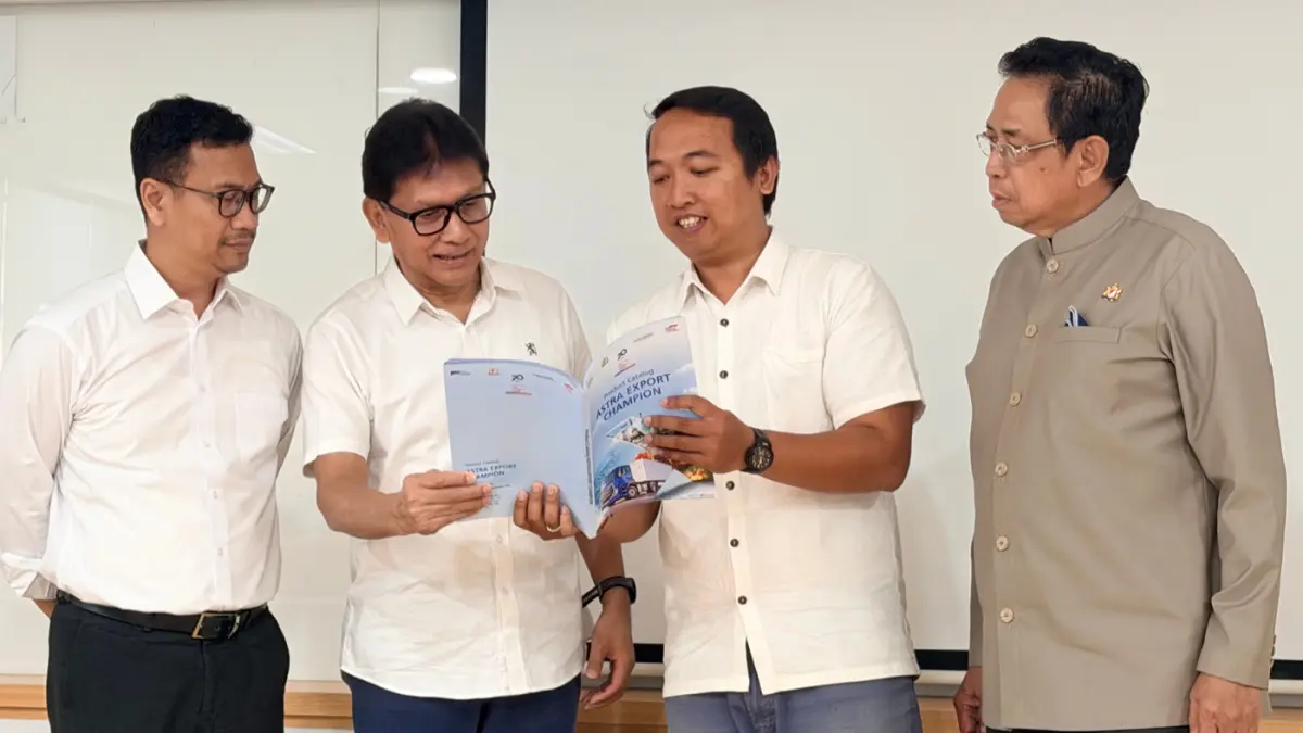 Ketua Pengurus Yayasan Astra –YDBA, Rahmat Samulo, sedang melihat Katalog Produk Desa Sejahtera Astra dan UMKM Binaan yang tampil pada pameran TEI, bersama perwakilan peserta dari Desa Sejahtera Astra Selemadeg Timur, Tabanan, Jaya Nugraha, Direktur Penge