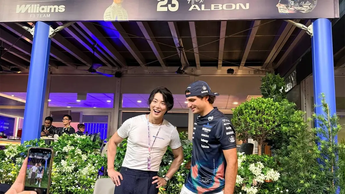 Aktor Korea Selatan Yun Si Yun mengunjungi garasi ban Pirelli dalam ajang Formula 1 Grand Prix Singapura 2026, di mana ia berkesempatan melihat dan mencoba langsung proses persiapan serta penanganan ban yang digunakan dalam balapan Formula 1/(Istimewa). - Image