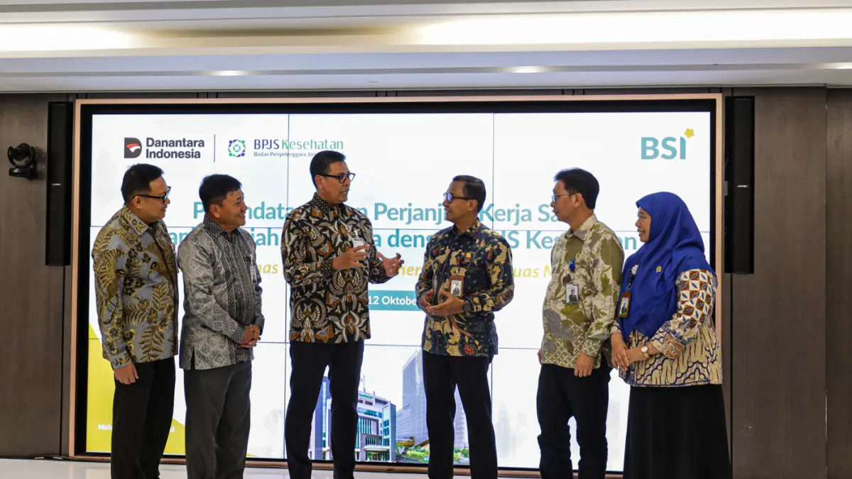 Direktur Utama BSI Anggoro Eko Cahyo (ketiga kiri) dan Direktur Utama BPJS Kesehatan Prihati Pujowaskito (keempat kiri) didampingi Wakil Direktur Utama BSI Bob T Ananta (dua kiri), Direktur Retail Banking BSI Kemas Erwan Husainy (kiri), Direktur Keuangan