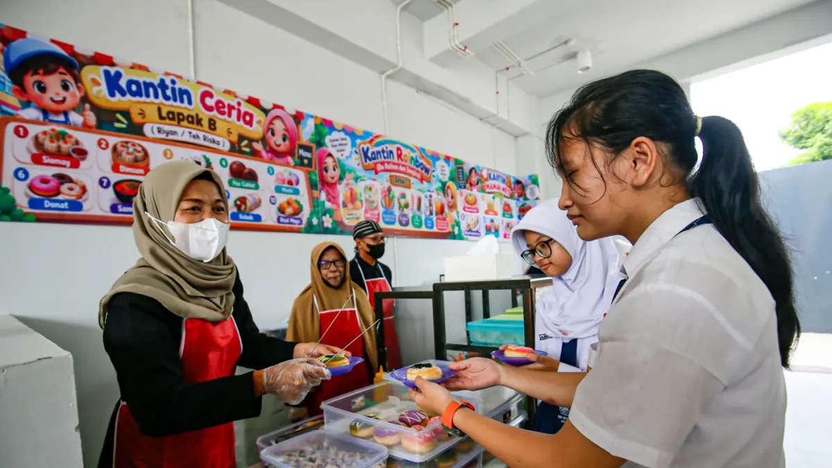 Kantin sekolah di SDN Pekayon 05, Jakarta Timur, Senin (12/10/2026).