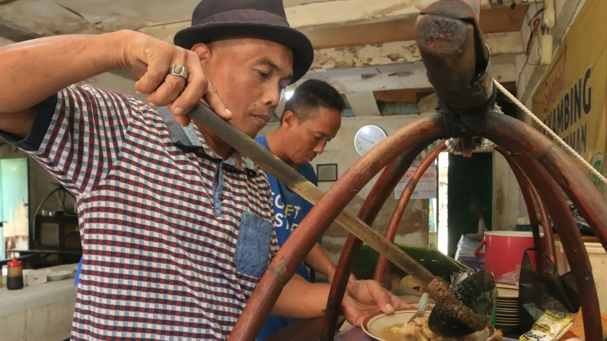 Pedagang menyajikan kuliner gule kambing bustaman di Semarang, Jawa Tengah, Senin (12/10/2026).