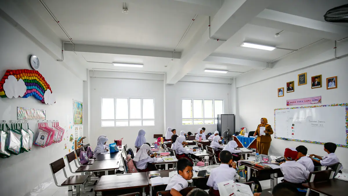 Sejumlah siswa beraktifitas di SDN Pekayon 05, Jakarta Timur, Senin (12/10/2026).
