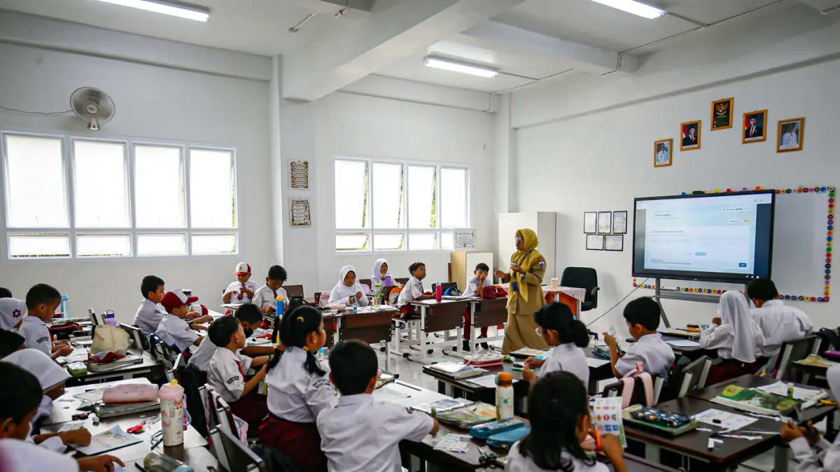 Sejumlah siswa beraktifitas di SDN Pekayon 05, Jakarta Timur, Senin (12/10/2026).