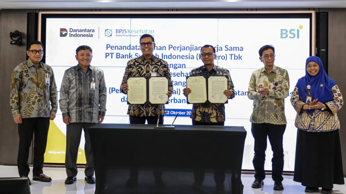 Direktur Utama BSI Anggoro Eko Cahyo (ketiga kiri) dan Direktur Utama BPJS Kesehatan Prihati Pujowaskito (keempat kiri) didampingi Wakil Direktur Utama BSI Bob T Ananta (dua kiri), Direktur Retail Banking BSI Kemas Erwan Husainy (kiri), Direktur Keuangan