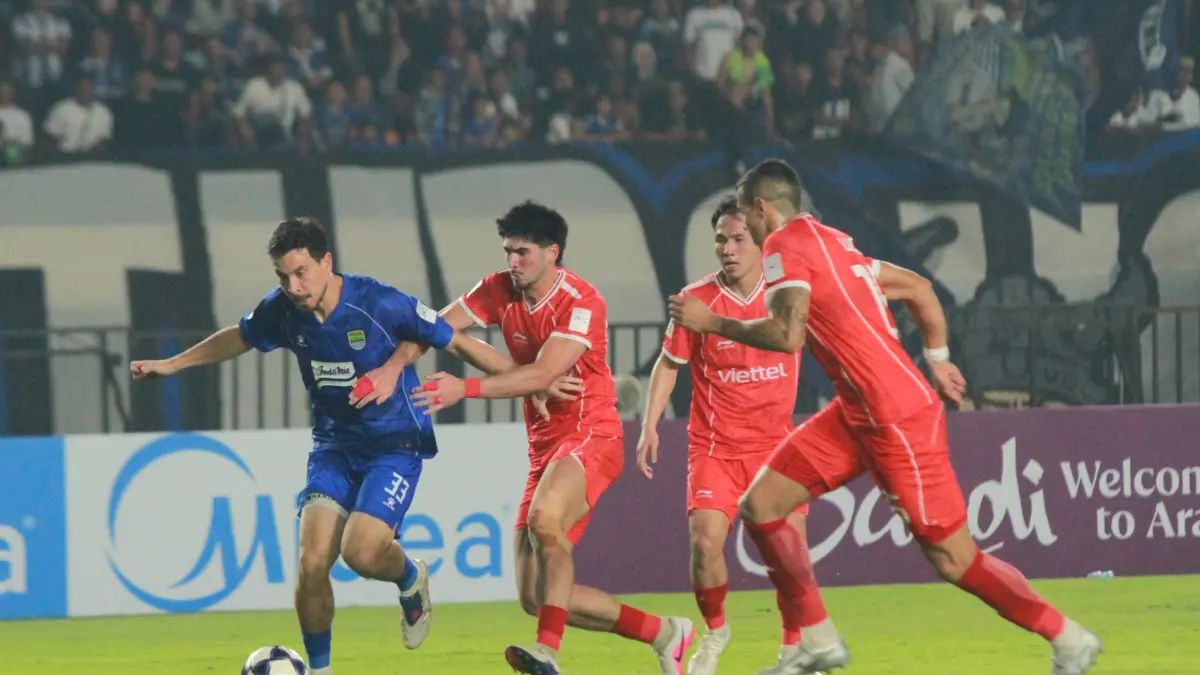 Pesepak bola Persib Bandung Thom Haye berebut bola dengan pemain The Cong Viettel FC pada pertandingan fase grup E AFC Champions League Two (ACL Two) 2026/2027 di Stadion Si Jalak Harupat, Kabupaten Bandung, Jawa Barat, Rabu (14/10/2026). (Taofik Ahmad Hi