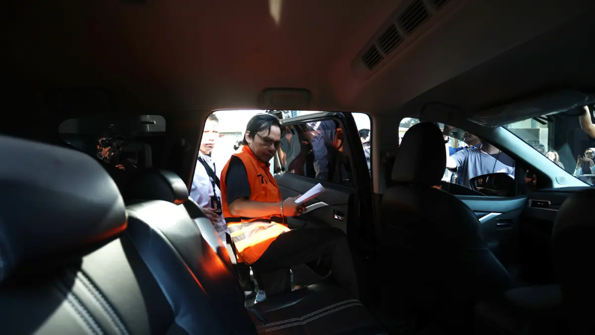 Tersangka kasus dugaan gratifikasi dalam pengadaan barang dan jasa di lingkungan Sekretariat Jenderal MPR RI, Ma’ruf Cahyono berjalan menuju mobil tahanan seusai menjalani pemeriksaan lanjutan di Gedung Merah Putih KPK, Jakarta, Rabu (14/10/2026). (Dery R