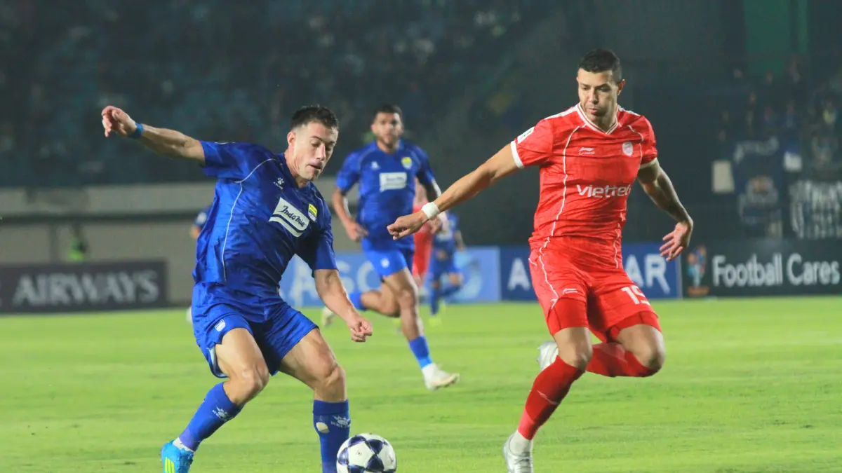Pesepak bola Persib Bandung Mariano Ezequiel Peralta Bauer berebut bola dengan pemain The Cong Viettel FC pada pertandingan fase grup E AFC Champions League Two (ACL Two) 2026/2027 di Stadion Si Jalak Harupat, Kabupaten Bandung, Jawa Barat, Rabu (14/10/20