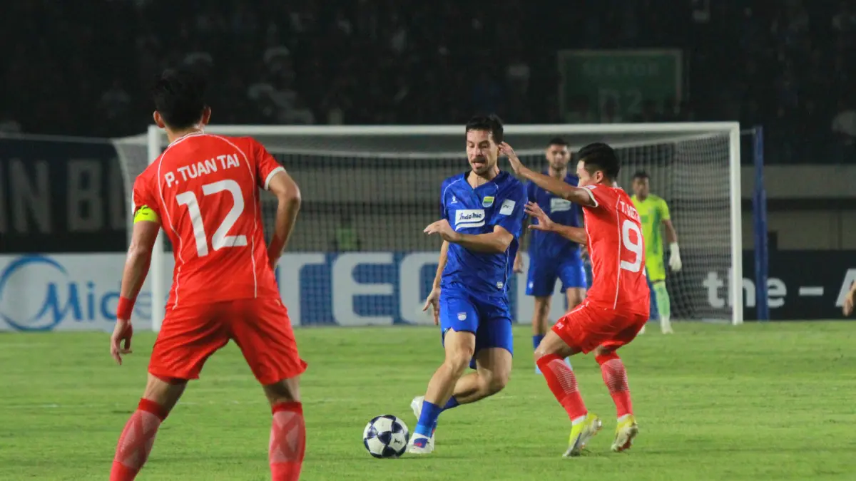 Pesepak bola Persib Bandung Thom Haye berebut bola dengan pemain The Cong Viettel FC pada pertandingan fase grup E AFC Champions League Two (ACL Two) 2026/2027 di Stadion Si Jalak Harupat, Kabupaten Bandung, Jawa Barat, Rabu (14/10/2026). (Taofik Ahmad Hi