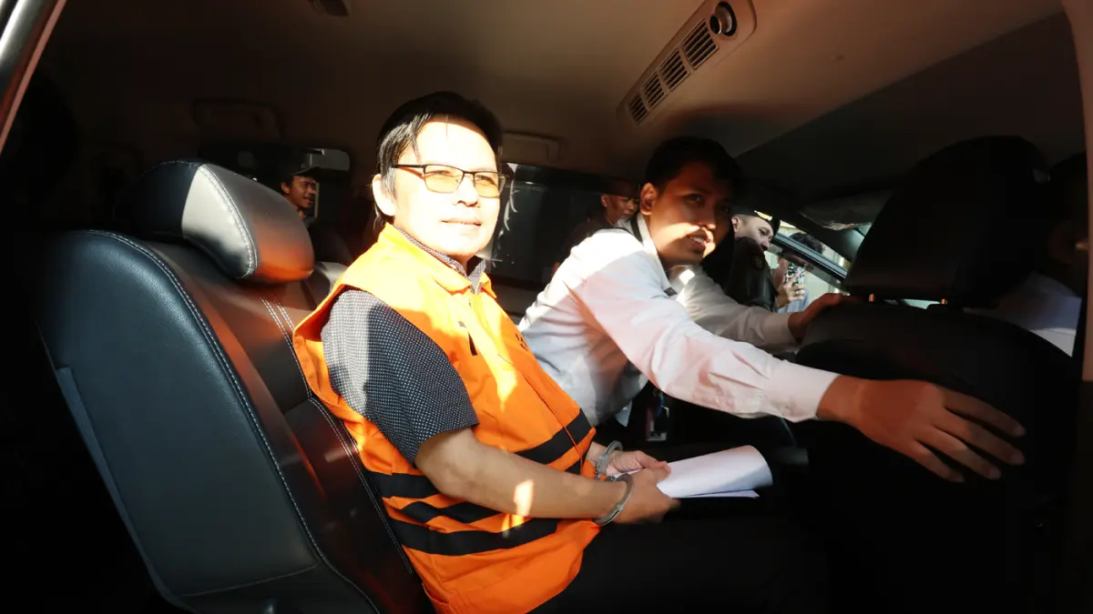 Tersangka kasus dugaan gratifikasi dalam pengadaan barang dan jasa di lingkungan Sekretariat Jenderal MPR RI, Ma’ruf Cahyono berjalan menuju mobil tahanan seusai menjalani pemeriksaan lanjutan di Gedung Merah Putih KPK, Jakarta, Rabu (14/10/2026). (Dery R