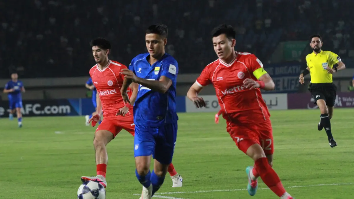 Pesepak bola Persib Bandung Mariano Ezequiel Peralta Bauer berebut bola dengan pemain The Cong Viettel FC pada pertandingan fase grup E AFC Champions League Two (ACL Two) 2026/2027 di Stadion Si Jalak Harupat, Kabupaten Bandung, Jawa Barat, Rabu (14/10/20