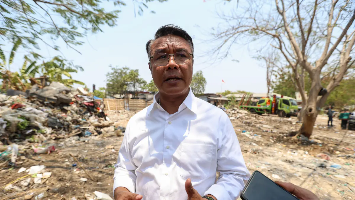 DLH Surabaya Tangkap Tangan 4 Pelaku Buang Sampah Sembarang, Disanksi Administrasi - Image