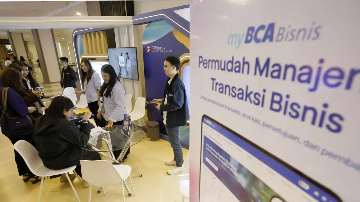 Pengunjung beraktivitas di salah satu booth disela-sela pembukaan Indonesia Knowledge Forum 2026 di Jakarta, Selasa (13/10/2026).
