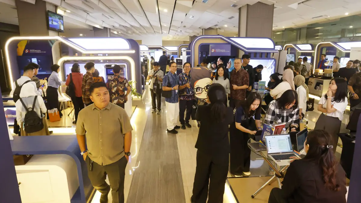 Pengunjung beraktivitas di salah satu booth disela-sela pembukaan Indonesia Knowledge Forum 2026 di Jakarta, Selasa (13/10/2026).
