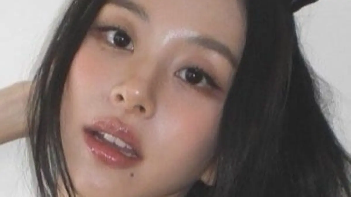 Bukan Sekadar Tren, 6 Idol K-Pop Ini Punya Gaya Fashion Nyentrik yang Jadi Ciri Khas