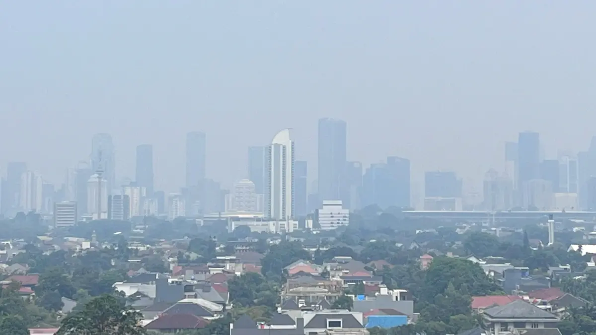 Kabut asap tipis menyelimuti salah satu sudut kota Jakarta, Sabtu (17/10/2026). (Muhammad Rayhan Putra/ JawaPos.com)