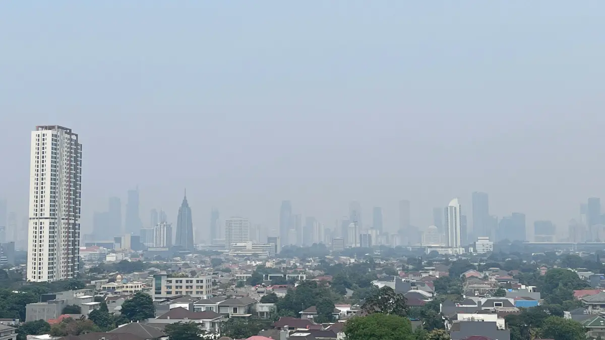 Kabut asap tipis menyelimuti salah satu sudut kota Jakarta, Sabtu (17/10/2026). (Muhammad Rayhan Putra/ JawaPos.com)