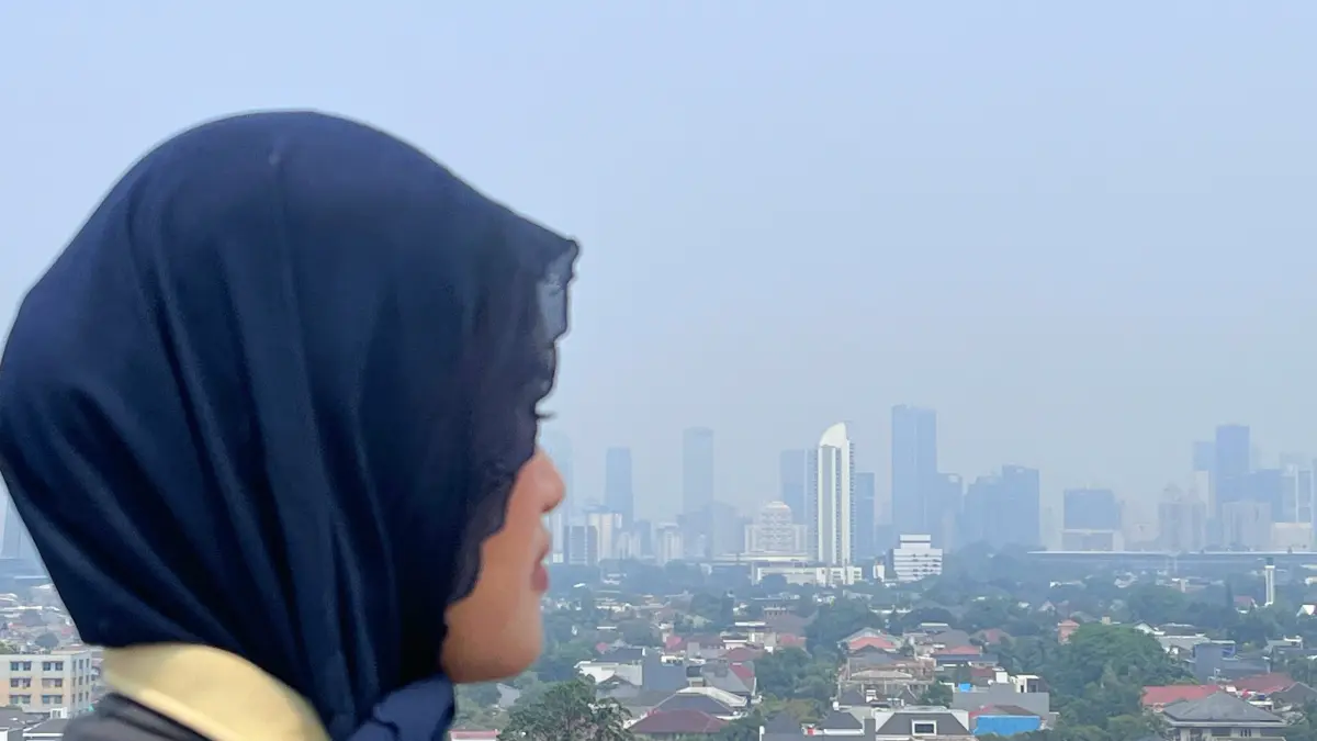 Kabut asap tipis menyelimuti salah satu sudut kota Jakarta, Sabtu (17/10/2026). (Muhammad Rayhan Putra/ JawaPos.com)