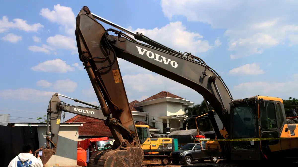 Petugas kepolisian berada di dekat ekskavator yang dijadikan barang bukti saat rilis pengungkapan tindak pidana di bidang minyak dan gas bumi (migas) serta mineral dan batu bara (minerba) di Ditreskrimsus Polda Jawa Tengah, Semarang, Jawa Tengah, Jumat (1