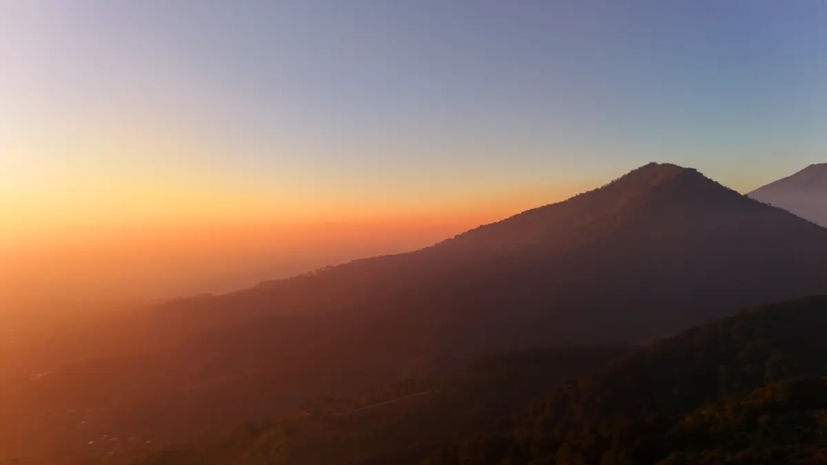 Keindahan fenomena alam gunung Gede - Pangrango terlihat dari puncak Gunung Luhur, Sukamakmur, Bogor, Jawa Barat, saat matahari terbit. (Dery Ridwansah/ JawaPos.com)