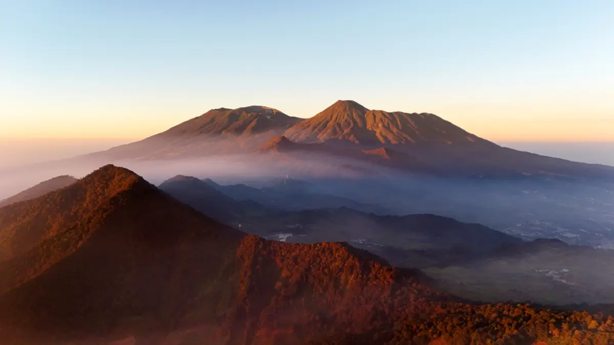 Keindahan fenomena alam gunung Gede - Pangrango terlihat dari puncak Gunung Luhur, Sukamakmur, Bogor, Jawa Barat, saat matahari terbit. (Dery Ridwansah/ JawaPos.com)