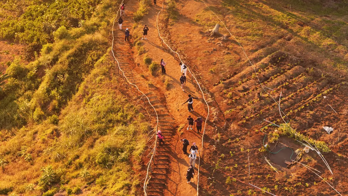 Keindahan fenomena alam gunung Gede - Pangrango terlihat dari puncak Gunung Luhur, Sukamakmur, Bogor, Jawa Barat, saat matahari terbit. (Dery Ridwansah/ JawaPos.com)