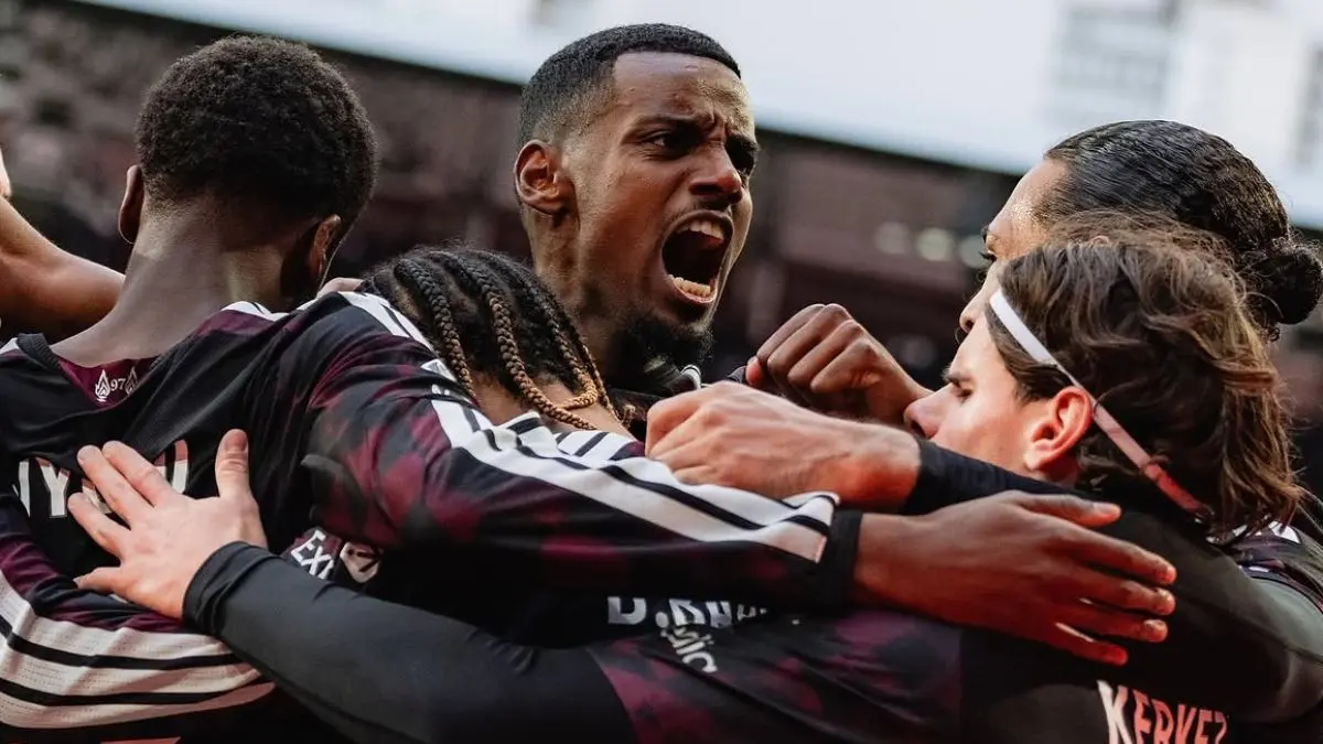 Brentford Dapat Dua Kartu Merah, Alexander Isak Bantu Liverpool Kunci Kemenangan 2-1 - Image