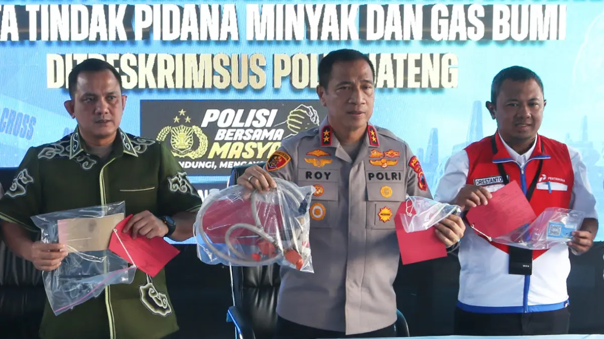 Kapolda Jawa Tengah Irjen Pol. Roy Hardi Siahaan (tengah) bersama Dirreskrimsus Polda Jawa Tengah Kombes Pol. Taufik Hidayat (kiri) dan Pjs. Executive General Manager PT Pertamina Patra Niaga Regional Jawa Bagian Tengah (JBT) Drestanto Nandiwardhana (kana