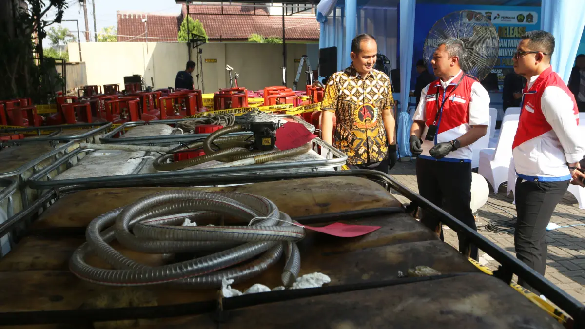 Penyidik berada di dekat barang bukti tangki penampung BBM jenis solar yang dihadirkan dalam rilis tindak pidana bidang minyak dan gas bumi (migas) serta mineral dan batu bara (minerba) di Ditreskrimsus Polda Jawa Tengah, Semarang, Jawa Tengah, Jumat (16/