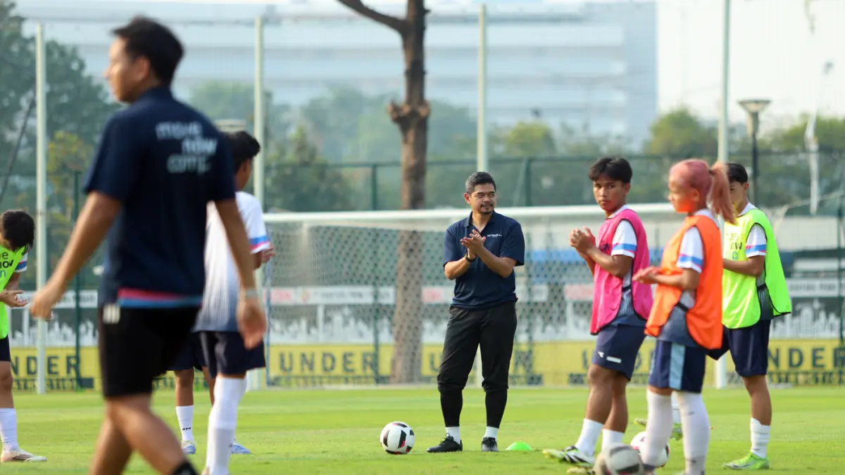 Mantan Pemain Tim Nasional Bambang Pamungkas saat memberikan coaching clinic kepada peserta.