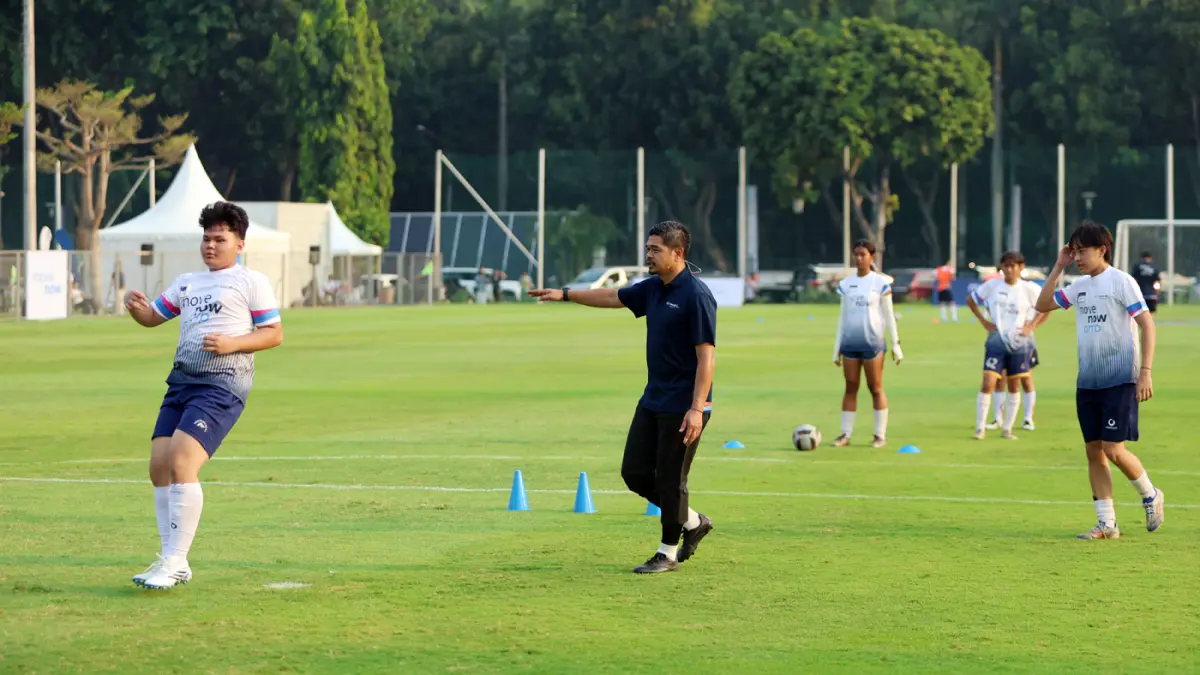Mantan Pemain Tim Nasional Bambang Pamungkas saat memberikan coaching clinic kepada peserta.