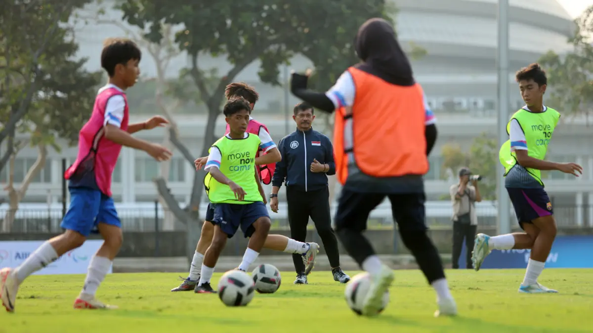 Pelatih Sepak Bola Nasional Indra Sjafri saat memberikan coaching clinic kepada peserta.