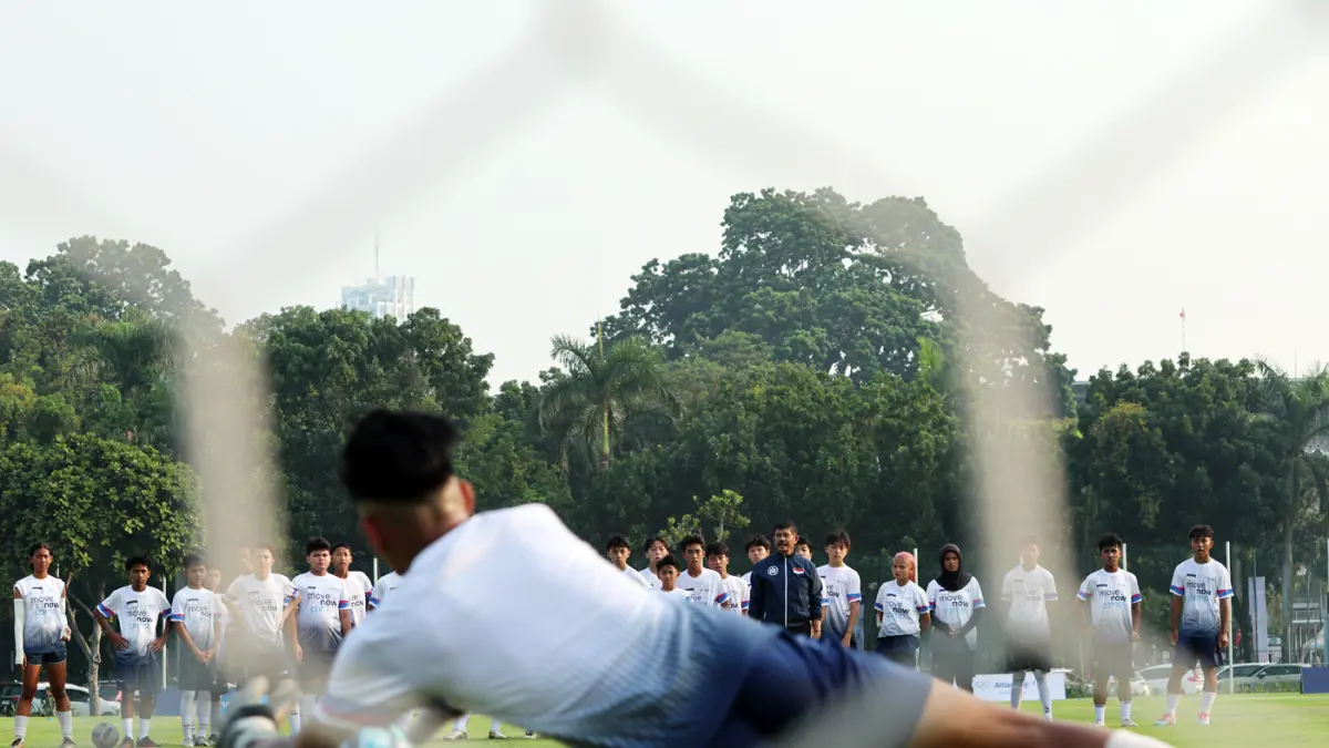 Pelatih Sepak Bola Nasional Indra Sjafri saat memberikan coaching clinic kepada peserta.
