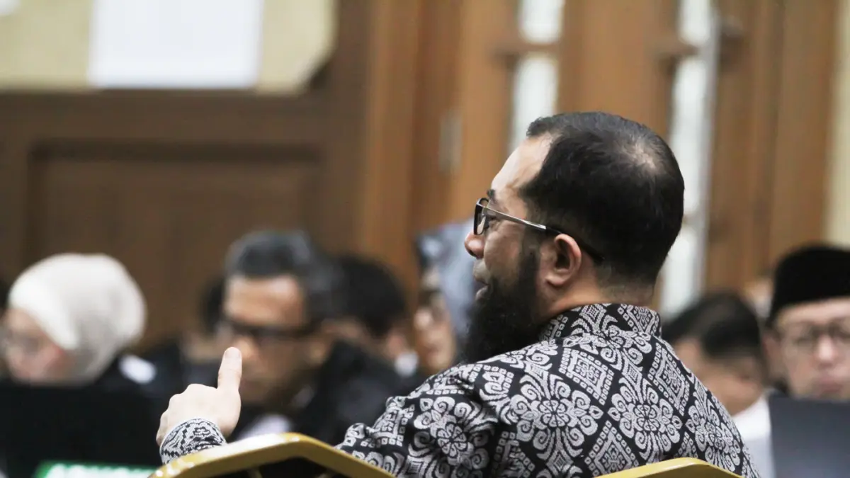 Pemilik PT Zahra Oto Mandiri sekaligus Direktur Uhud Tour Khalid Basalamah menjadi saksi kasus dugaan korupsi pembagian kuota dan penyelenggaraan haji di Kementerian Agama (Kemenag) tahun 2023-2024 di Pengadilan Tipikor, Jakarta, Selasa (20/10/2026). (Der