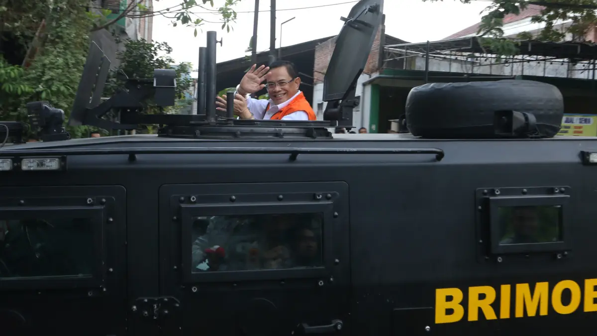 Bupati Pati nonaktif Sudewo (tengah) masuk ke dalam kendaraan taktis Korps Brimob usai mengikuti sidang putusan kasus dugaan suap dan gratifikasi proyek Direktorat Jenderal Perkeretaapian (DJKA) Kementerian Perhubungan serta kasus dugaan pemerasan dalam s
