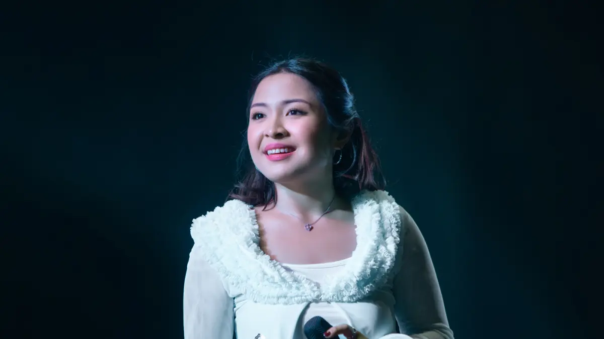 Momen Bernadya saat tampil di Synchronize Fest 2026 terpotret lewat sejumlah foto panggung. Penyanyi yang dikenal dengan lagu-lagu bertema patah hati ini tampil pada hari kedua, Sabtu (17/10/2026), di Gambir Expo Kemayoran, Jakarta. (Muhammad Hafizh/ Jawa