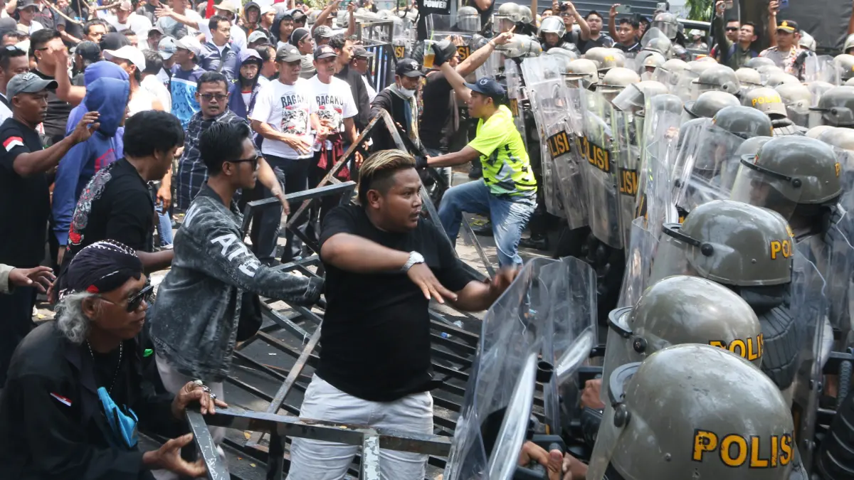 Tim negosiator polisi (tengah) berbincang dengan massa pendukung terdakwa Bupati Pati nonaktif Sudewo saat melakukan pengamanan sidang putusan kasus dugaan suap dan gratifikasi proyek Direktorat Jenderal Perkeretaapian (DJKA) Kementerian Perhubungan serta