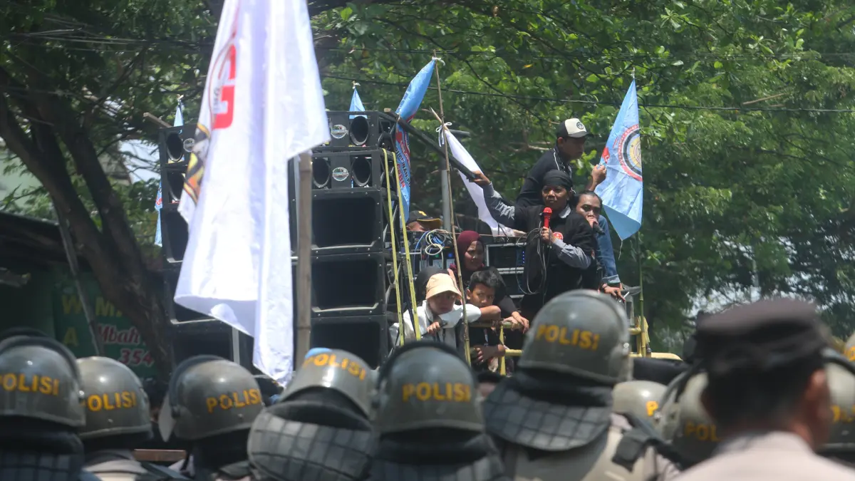 Polisi melakukan pengamanan sidang putusan kasus dugaan suap dan gratifikasi proyek Direktorat Jenderal Perkeretaapian (DJKA) Kementerian Perhubungan serta kasus dugaan pemerasan dalam seleksi perangkat desa Kabupaten Pati dengan terdakwa Bupati Pati nona