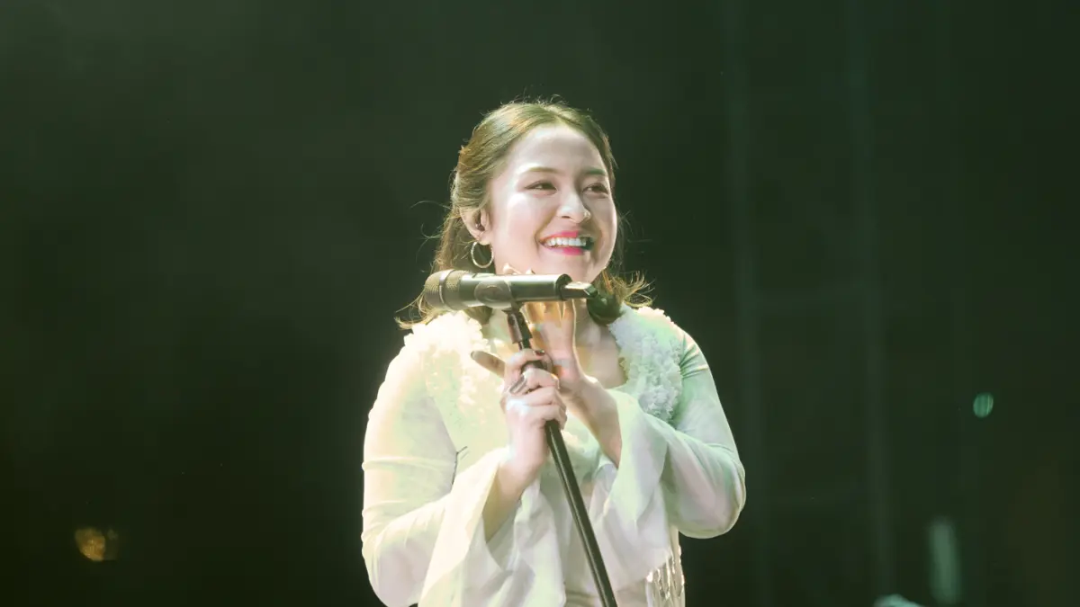 Momen Bernadya saat tampil di Synchronize Fest 2026 terpotret lewat sejumlah foto panggung. Penyanyi yang dikenal dengan lagu-lagu bertema patah hati ini tampil pada hari kedua, Sabtu (17/10/2026), di Gambir Expo Kemayoran, Jakarta. (Muhammad Hafizh/ Jawa